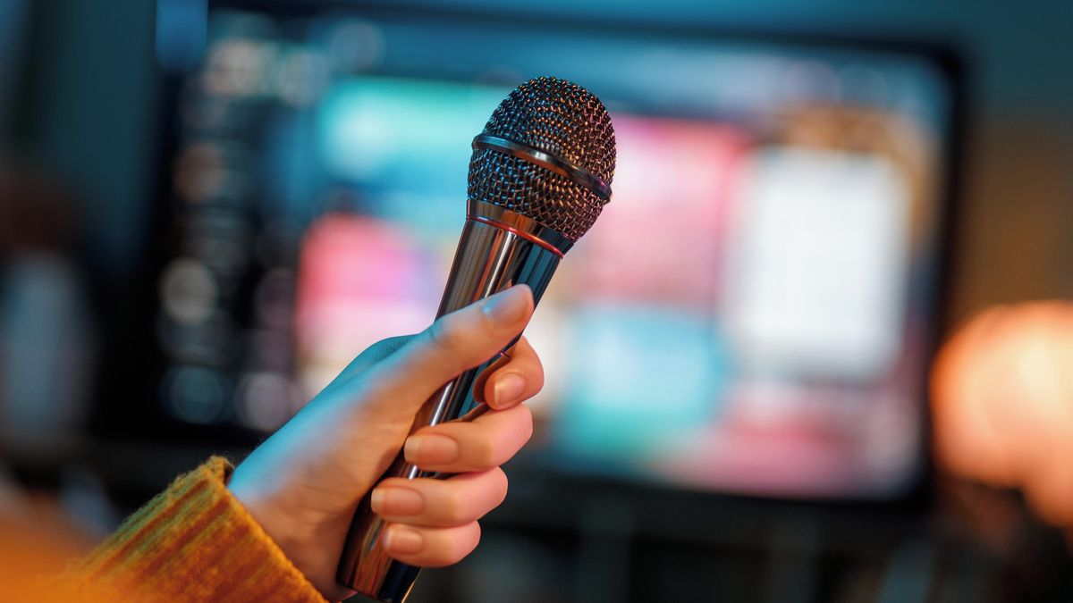 Dominikánská seniorka při karaoke zapěla skočnější verzi hymny, přijela si pro ni policie